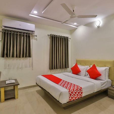 Oyo 26999 Hotel Sg Ахмедабад Екстериор снимка