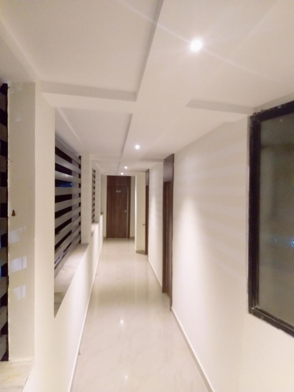 Oyo 26999 Hotel Sg Ахмедабад Екстериор снимка