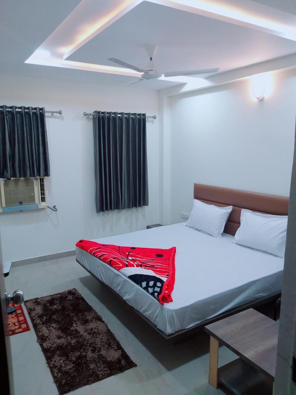 Oyo 26999 Hotel Sg Ахмедабад Екстериор снимка