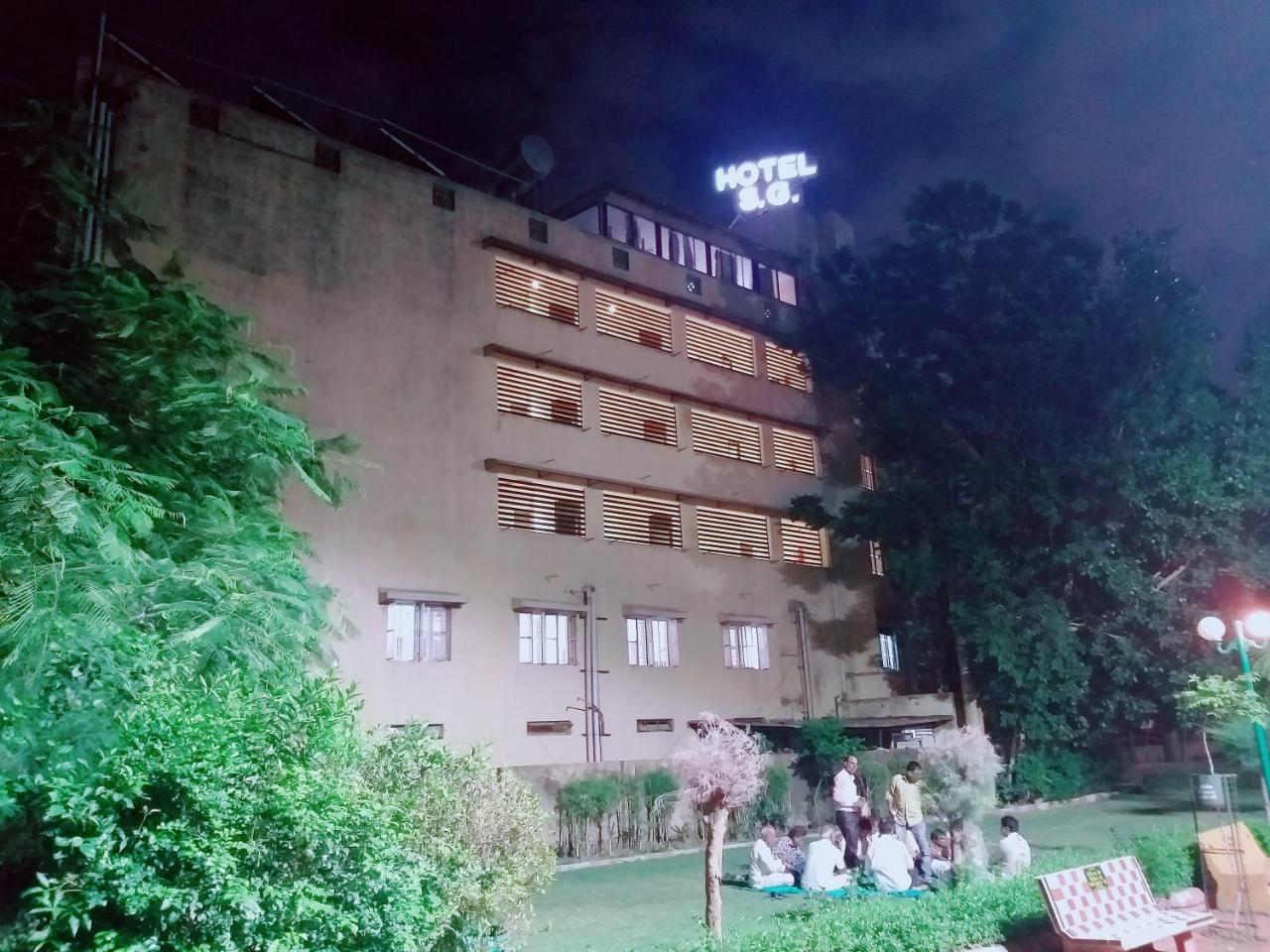 Oyo 26999 Hotel Sg Ахмедабад Екстериор снимка