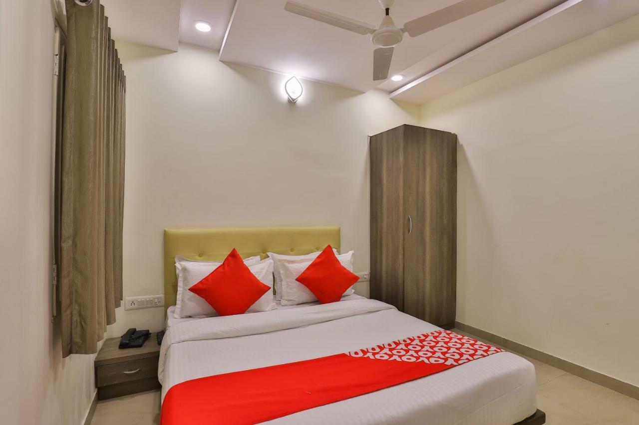 Oyo 26999 Hotel Sg Ахмедабад Екстериор снимка
