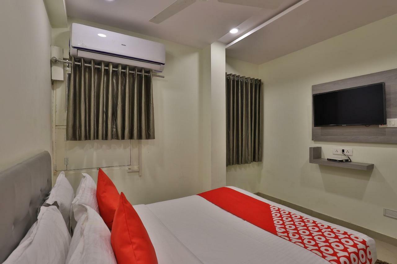 Oyo 26999 Hotel Sg Ахмедабад Екстериор снимка