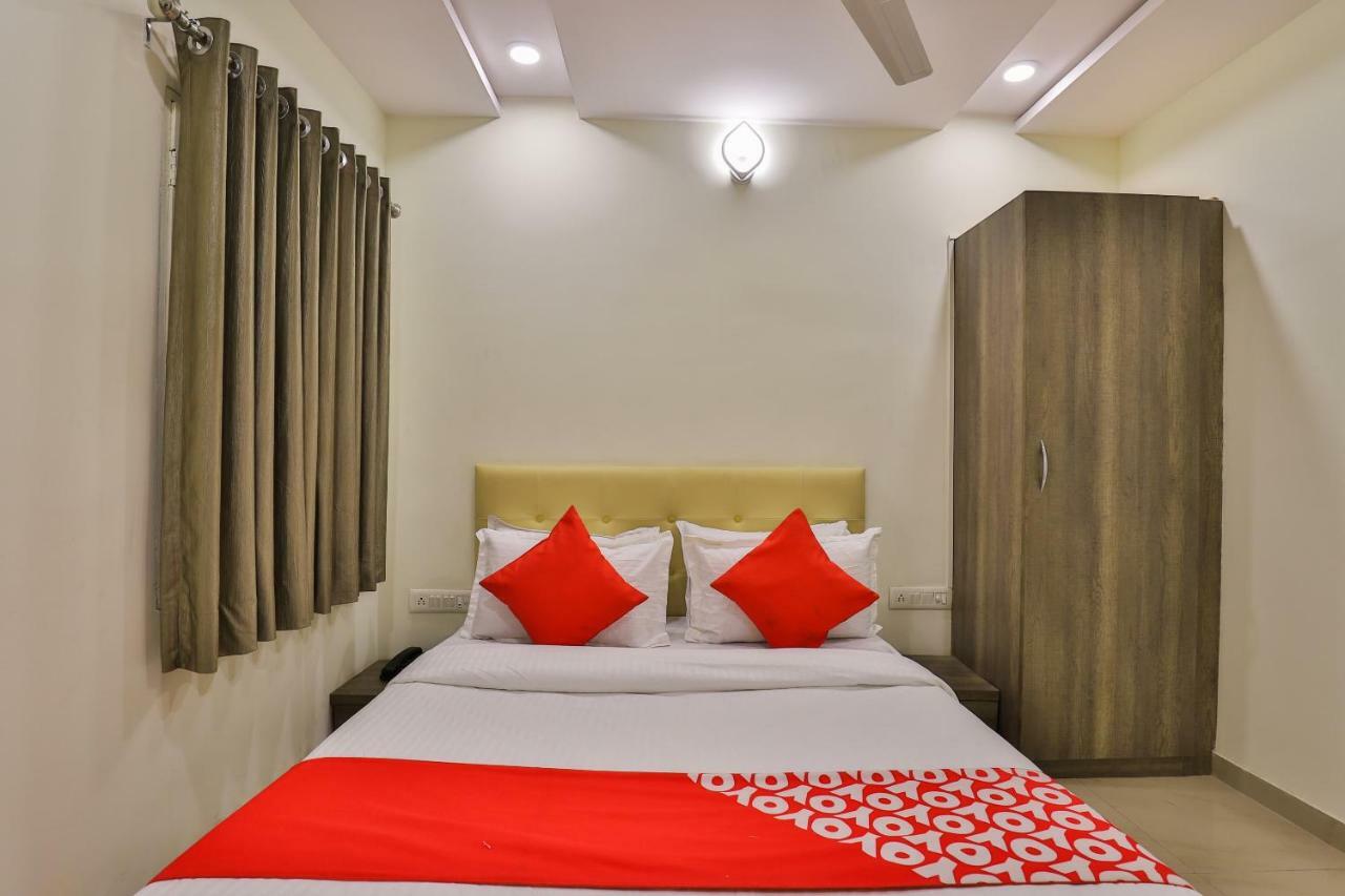 Oyo 26999 Hotel Sg Ахмедабад Екстериор снимка